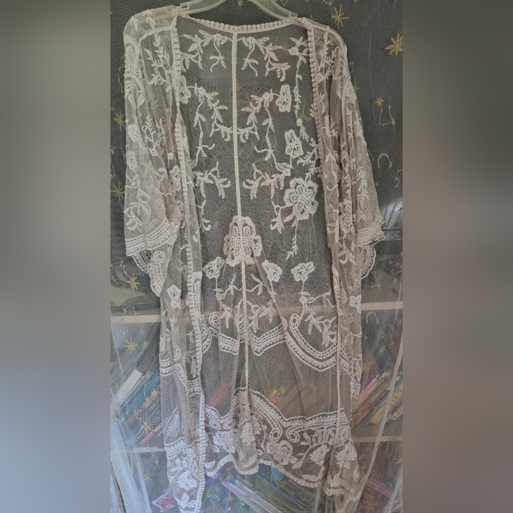 Elegant Floral Lace Robe in Cream